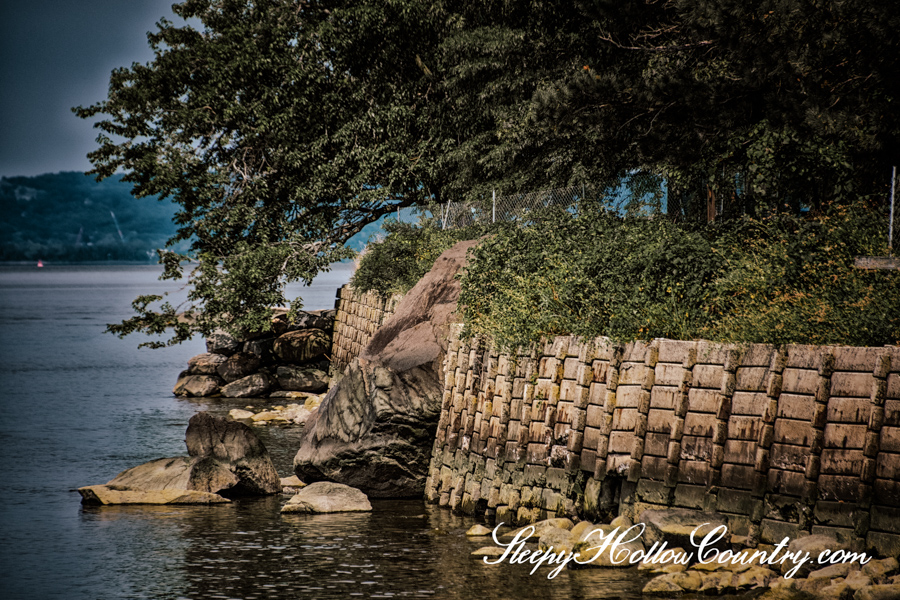 A photo of Captain Kidd's Rock on the shore of the Hudson River in Kingsland Point Park, Sleepy Hollow, New York.